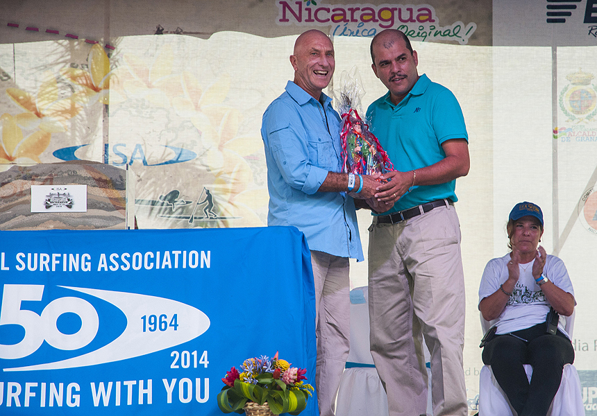 El Vicepresidente de la ISA Alan Atkins recibe del Alcalde de Diriamba Fernando Baltonado “El Guaguense”, un regalo que representa una obra teatral de la época colonial en Nicaragua, en representación del Presidente de la ISA Fernando Aguerre. 