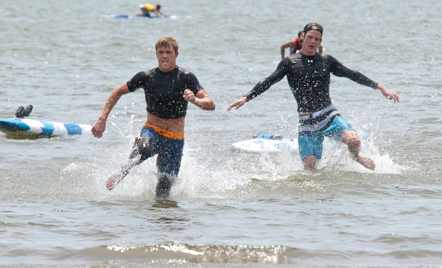 Rhys Burrows (AUS) y Sam Shergold (NZL) corriendo a la final. Foto: ISA/Michael Tweddle