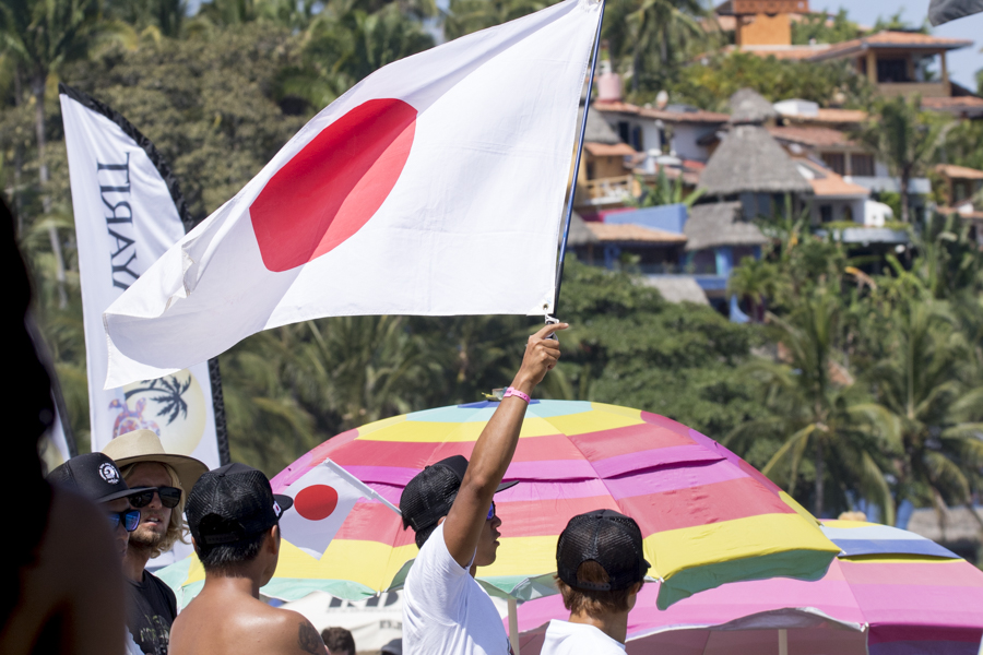 El equipo de Japón mostró todo su apoyo, ondeando banderas y gritando para los atletas de su equipo en las Rondas de Repechaje. Foto: ISA/Brian Bielmann