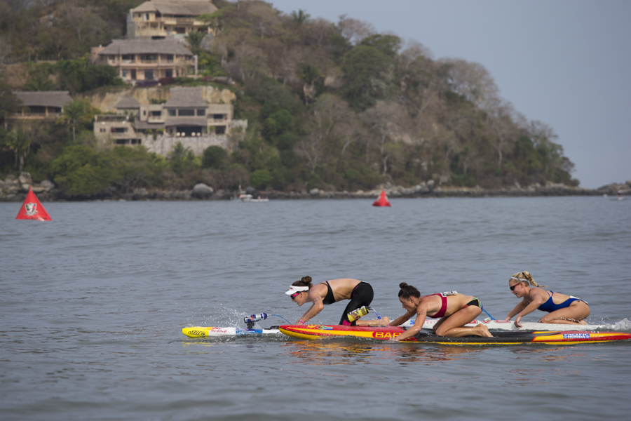 The Women’s Distance Paddleboard Race was close until the end, as shown by this close pack comprised of Australia’s Jordan Mercer (left), South Africa’s Anna Notten (center) and USA’s Carter Graves (right). Photo: ISA/Bielmann