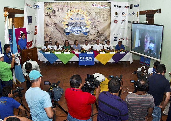 ISA President Fernando Aguerre (on screen) was joined by Nicaragua’s Minister of Tourism Mayra Salinas (fourth from right), Local Event Organizer Lucy Valenti (third from left), Nicaragua Team Manager Ronaldo Urroz (far right), Nicaragua Team Members Norwin Estrella and Ana Urroz (far left) and ISA Gold Medalist Casper Steinfath (second from right) at the official press conference. Photo: ISA/Michael Tweddle