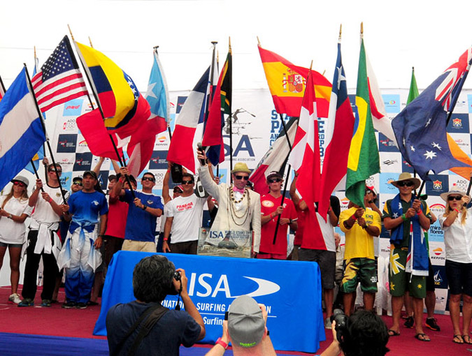 El Presidente de la ISA Fernando Aguerre, entre las banderas de los Equipos Nacionles, declaró oficialmente abierto el ISA World SUP and Paddleboard Championship 2013. Foto: ISA/Tweddle.