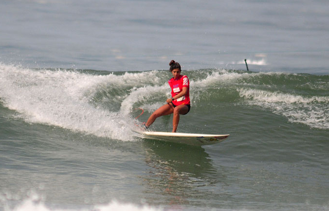 La Medallista de Oro en SUP Surfing Mujeres, Nicole Pacelli de Brasil, competirá una vez más para defender su título de Campeona Mundial. Foto: ISA/Michael Tweddle.
