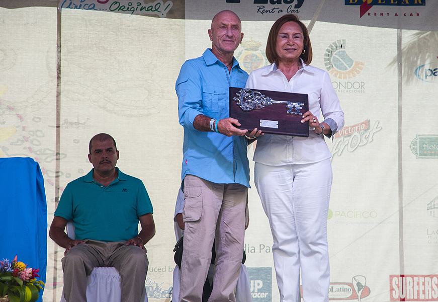 El Vicepresidente de la ISA Alan Atkins recibe de la Alcaldesa de Granada Julia Mena, las llaves de la ciudad de Granada en representación del Presidente de la ISA Fernando Aguerre. Foto: ISA/Rommel Gonzales