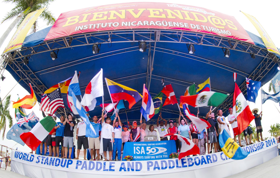 El Vicepresidente de la ISA Alan Atkins y la Ministra de Turismo Mayra Salinas entre las banderas de los 27 equipos nacionales, declararon oficialmente inaugurado el ISA World StandUp Paddle and Paddleboard Championship 2014. Foto: ISA/Tweddle.